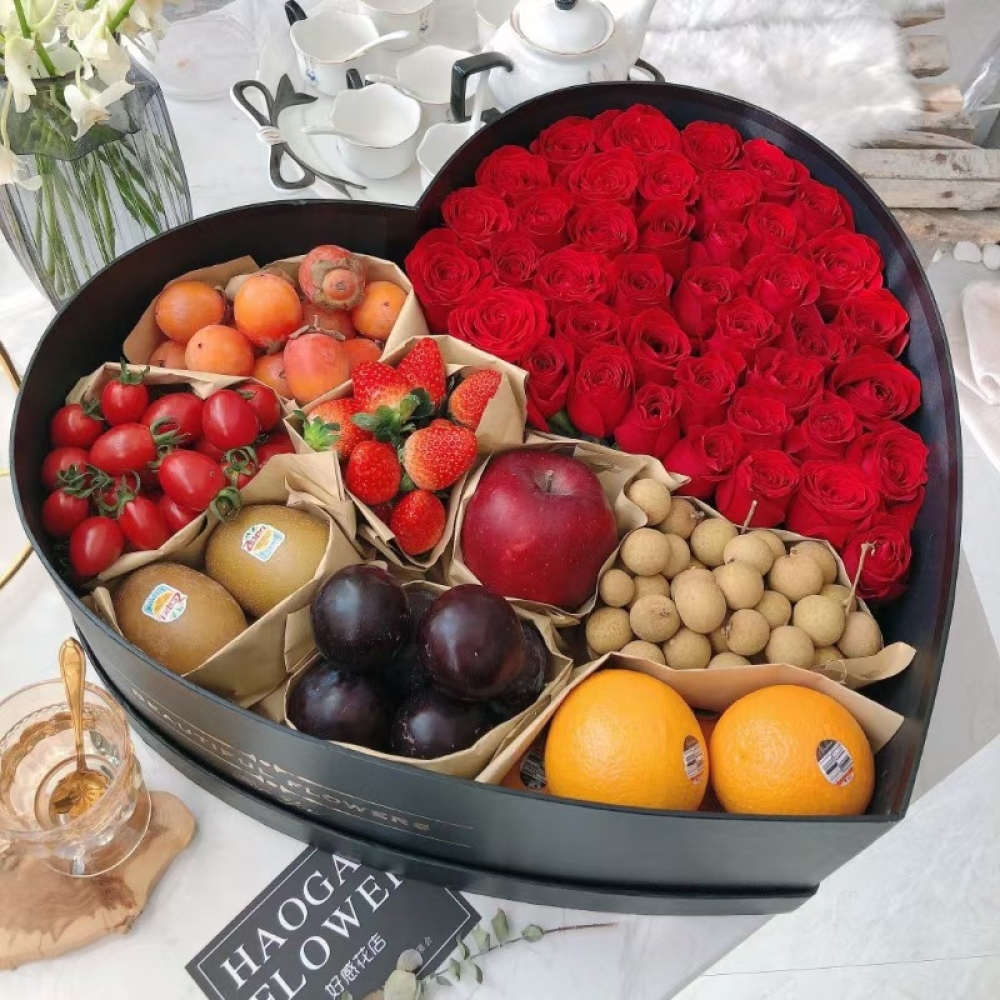 Custom gift heart shape Cardboard paper box packaging with clear transparent PVC window for gift items and chocolate and fresh flowers